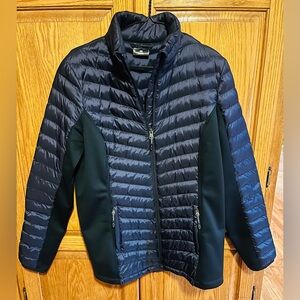 32 Degrees Women’s Blue and Black Quilted Puffer Jacket. Size medium. NWOT.